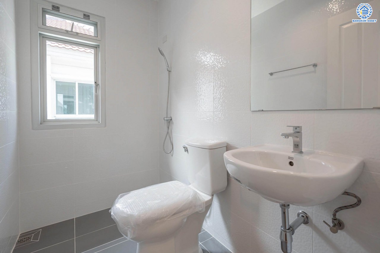 บ้านมือสองตกแต่งใหม่ โครงการ ไลฟ์บางกอกบูเลอวาร์ด ปิ่นเกล้า-เพชรเกษม เนื้อที่กว้างกว่า 52.5 ตร.ว ฟังก์ชัน 3 ห้องนอน 3 ห้องน้ำ 2 ที่จอดรถ บนทำเลติดถนนพุทธมณฑลสาย4 ตอบโจทย์กับทุกครอบครัว ใกล้แหล่งช้อปปิ้ง "เซ็นทรัล ศาลายา" รถไฟฟ้าสายสีน้ำเงิน "สถานีหลักสอง" และจุดขึ้นทางด่วน "ศรีรัช"...